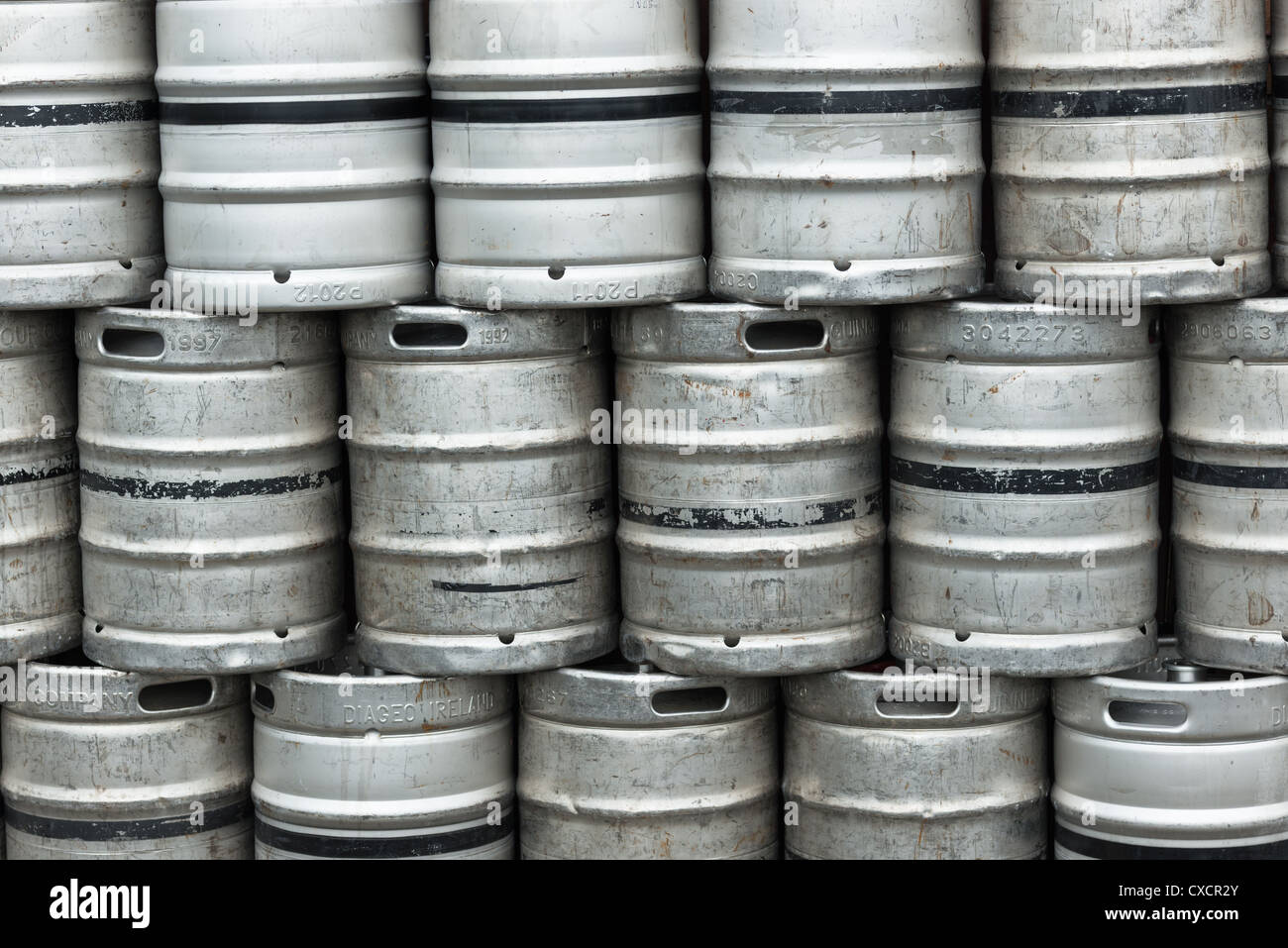 Bierfässer vor einem Pub in Kilkenny, Irland. Stockfoto