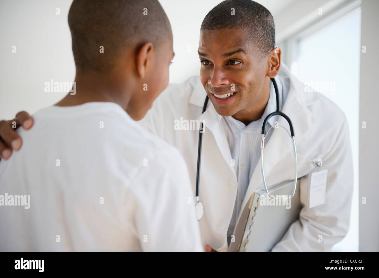 Arzt im Gespräch mit afroamerikanischen jungen Stockfoto