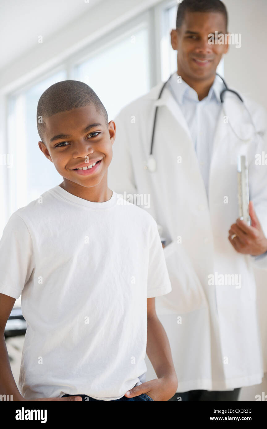 African American Boy mit Checkup mit Arzt Stockfoto