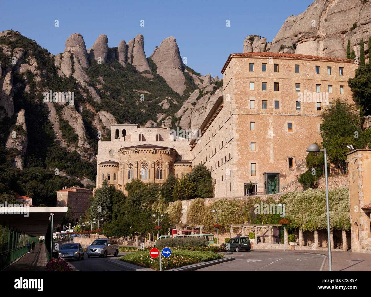 Der Eingang zum Montserrat Auto einwandfrei in Ordnung. Berge sind oben und im Hintergrund erkennbar. Stockfoto