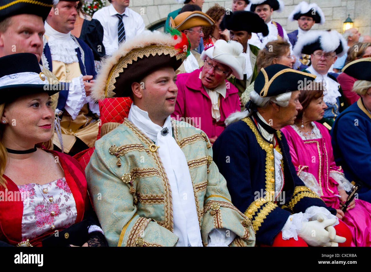 Authentisch kostümierte Teilnehmer und Zuschauer, Eröffnung am Abend Parade, Neufrankreich Festival, Quebec City, Kanada Stockfoto