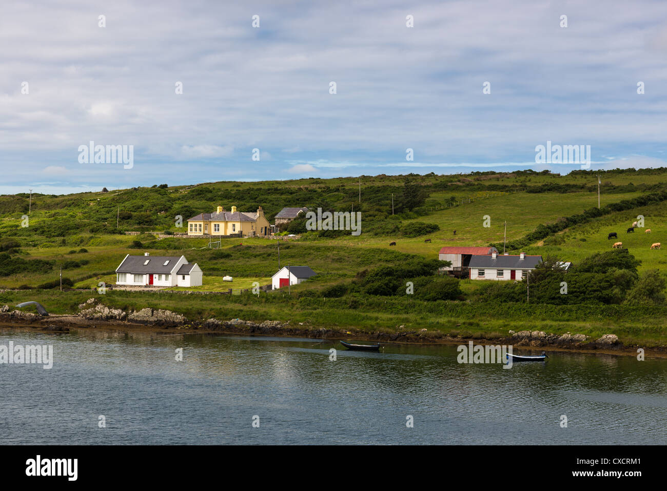 Häuser an der Westküste des County Galway in der Nähe von Clifden, Irland. Stockfoto