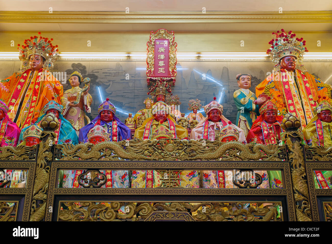 Chinesischen taoistischen Tempel Altar mit Götter, Göttinnen und Götter Statuen und Dragon Schnitzereien Stockfoto