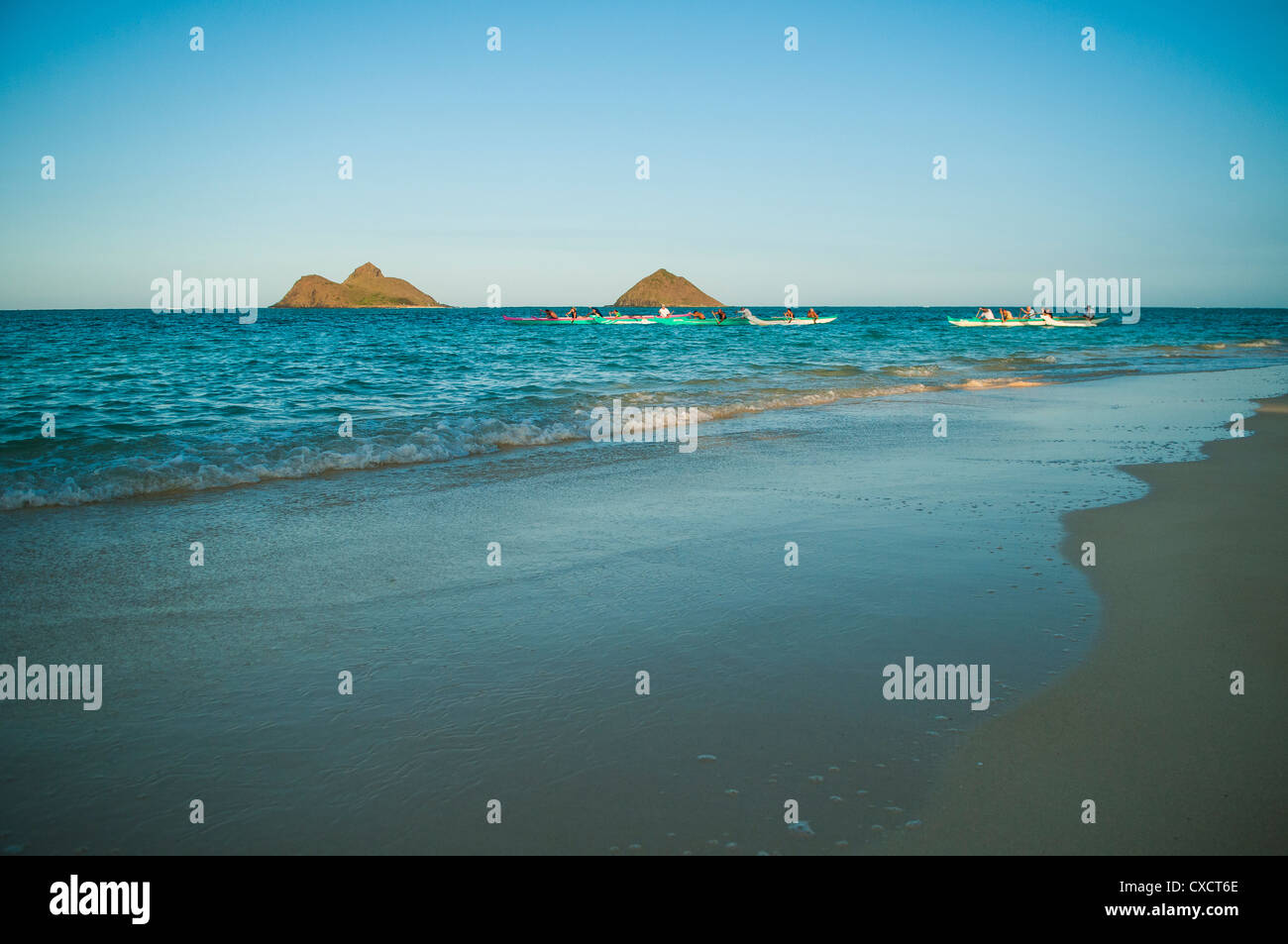 Ausleger-Kanu-Teams paddeln aus Lanikai Beach & Mokulua Inseln, Kailua Bay, Oahu, Hawaii Stockfoto