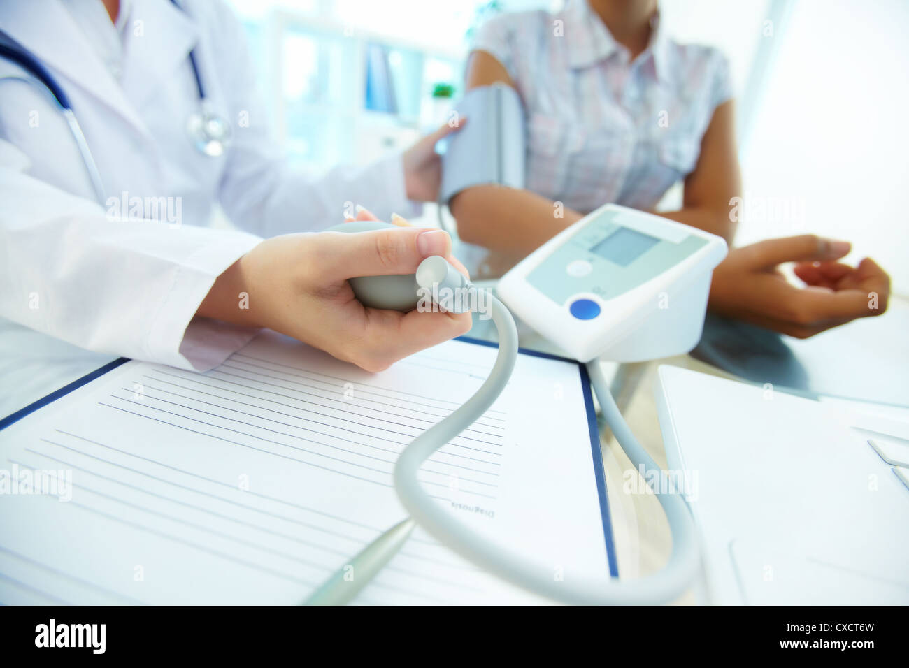 Nahaufnahme des Arztes Messdruck auf tonometer Stockfoto