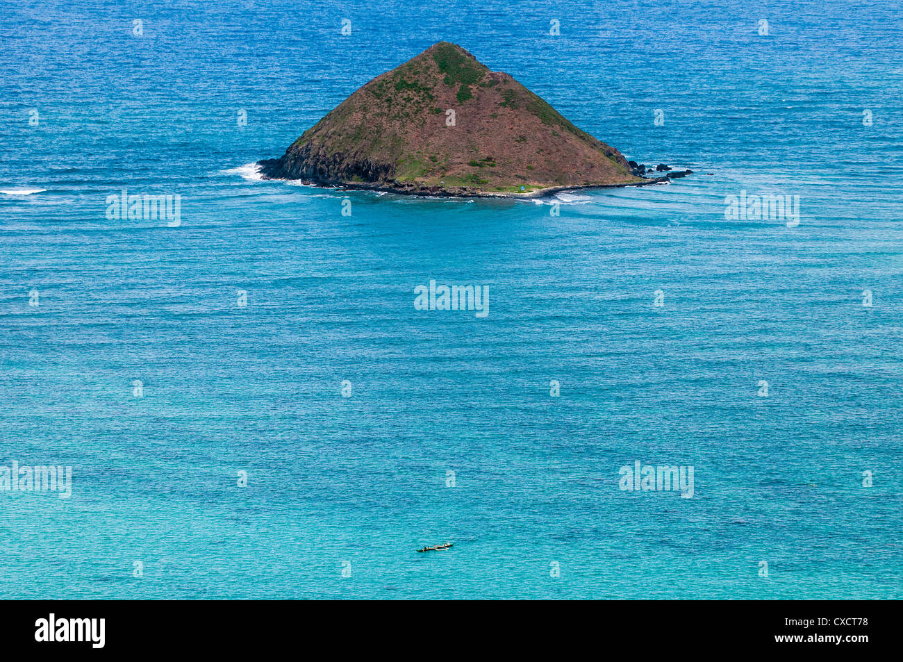 Ausleger-Kanu-Team aus Mokulua Inseln, Lanikai Beach, Kailua, Oahu, Hawaii Stockfoto