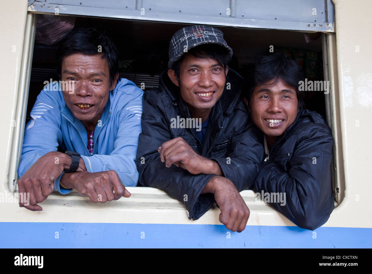 Myanmar, Burma. Burmesische Passagiere auf ihren Zug am Bahnhof Kalaw. Stockfoto