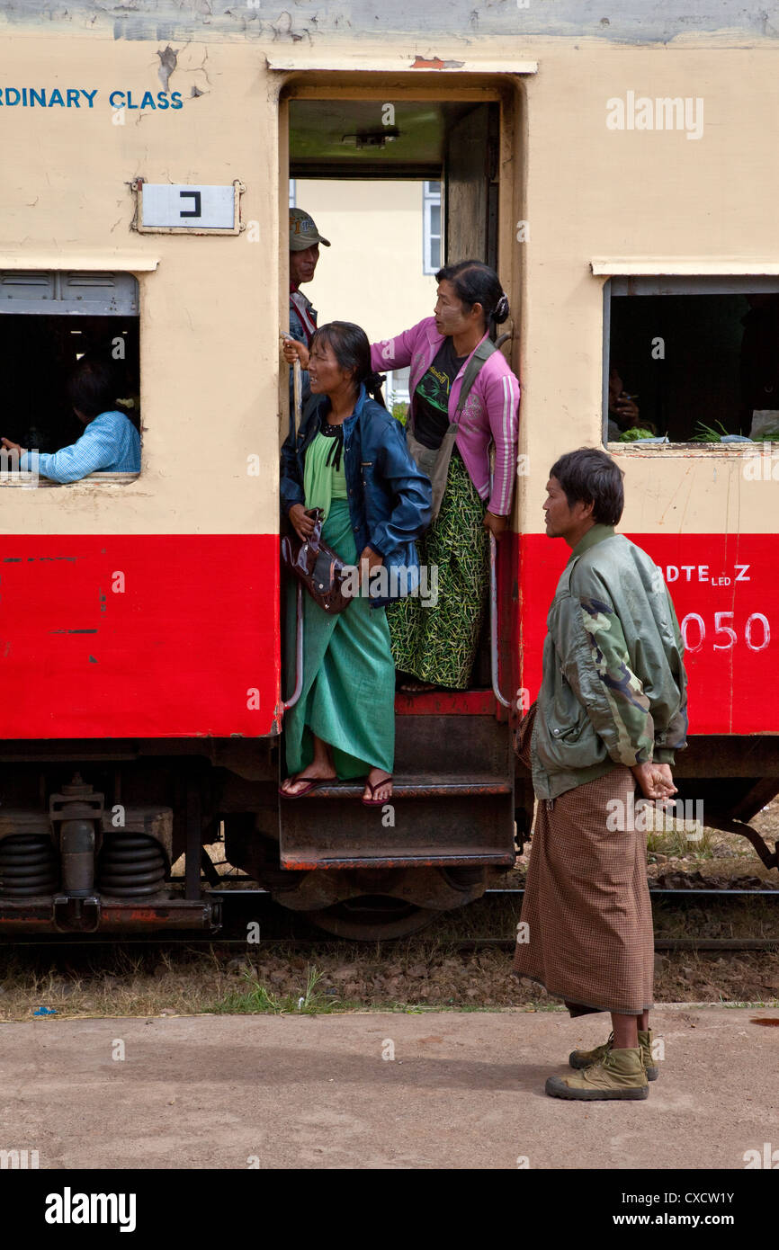 Myanmar, Burma. Burmesische Fahrgäste am Bahnhof von Kalaw. Stockfoto