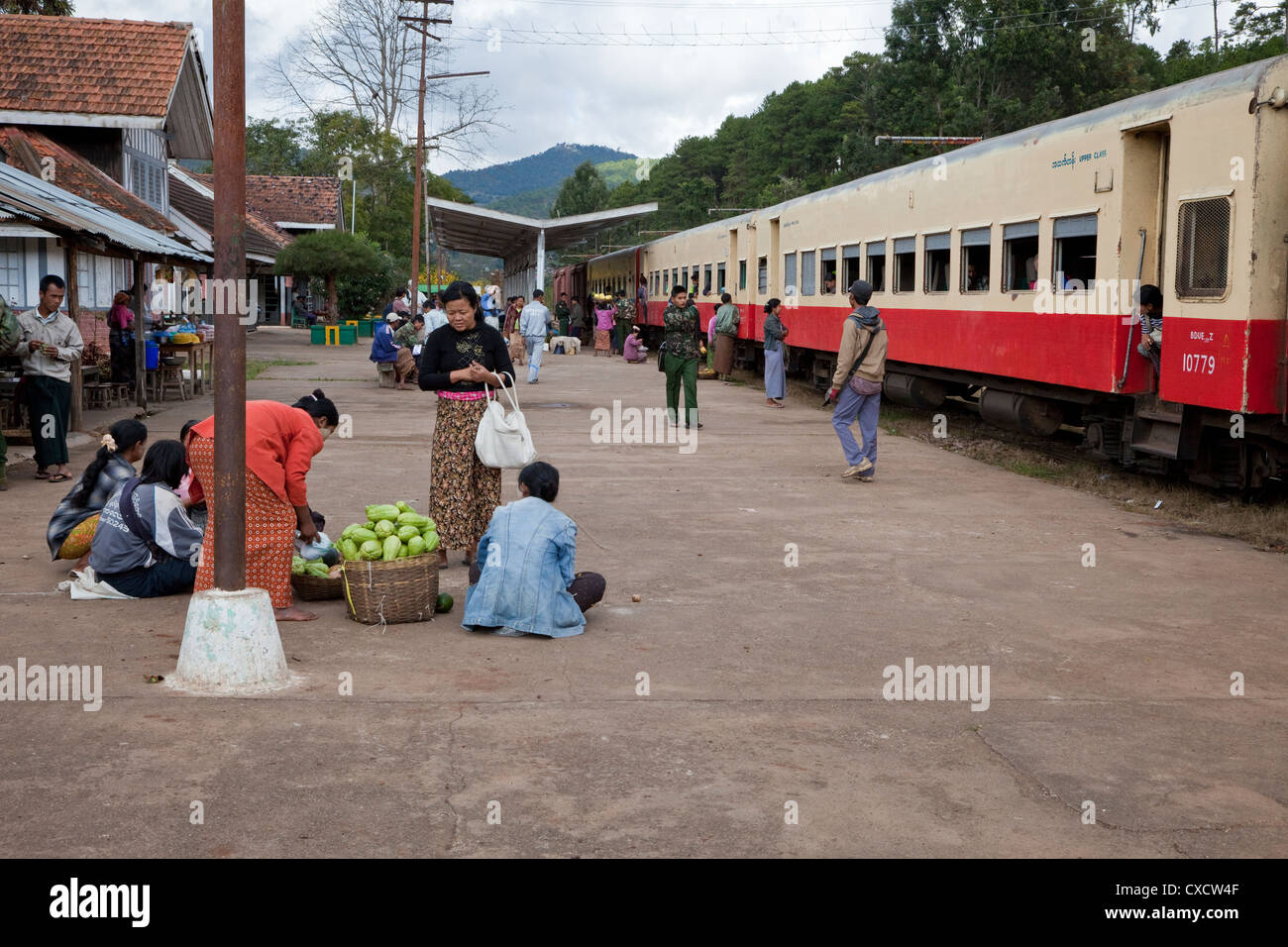 Myanmar, Burma. Kalaw Bahnhof Bahnsteig. "Upper Class" Coach auf rechten Seite. Stockfoto