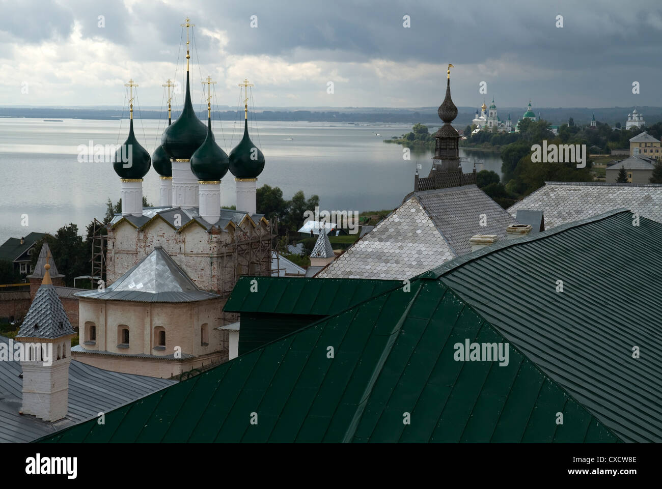Kreml von Rostov das große Russland, Blick auf Spaso-Yakovlevsky Kloster und den Nero-See. Stockfoto