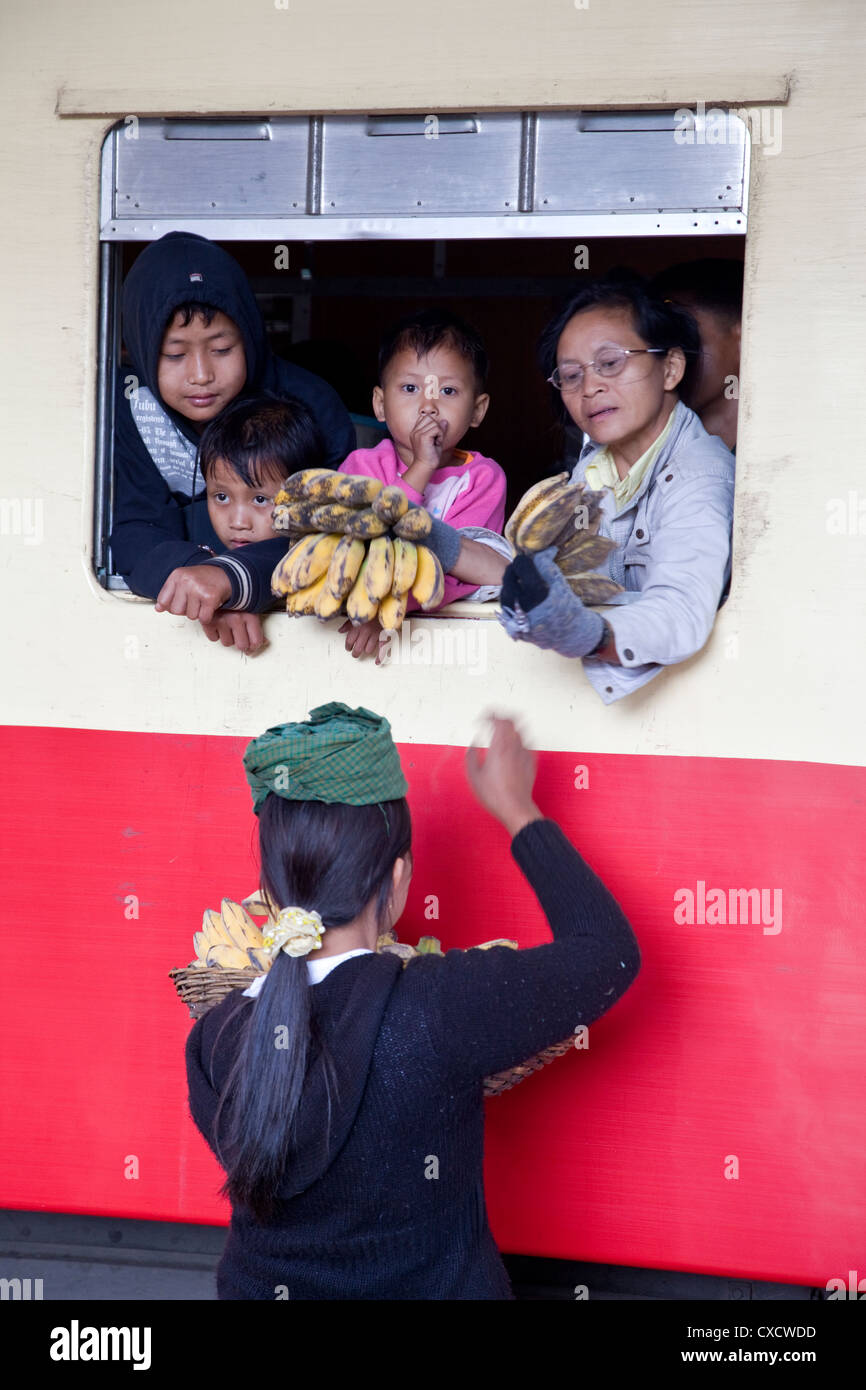 Myanmar, Burma. Fahrgäste in Bussen Kalaw Bahnhof mit Banane Verkäufer feilschen. Stockfoto