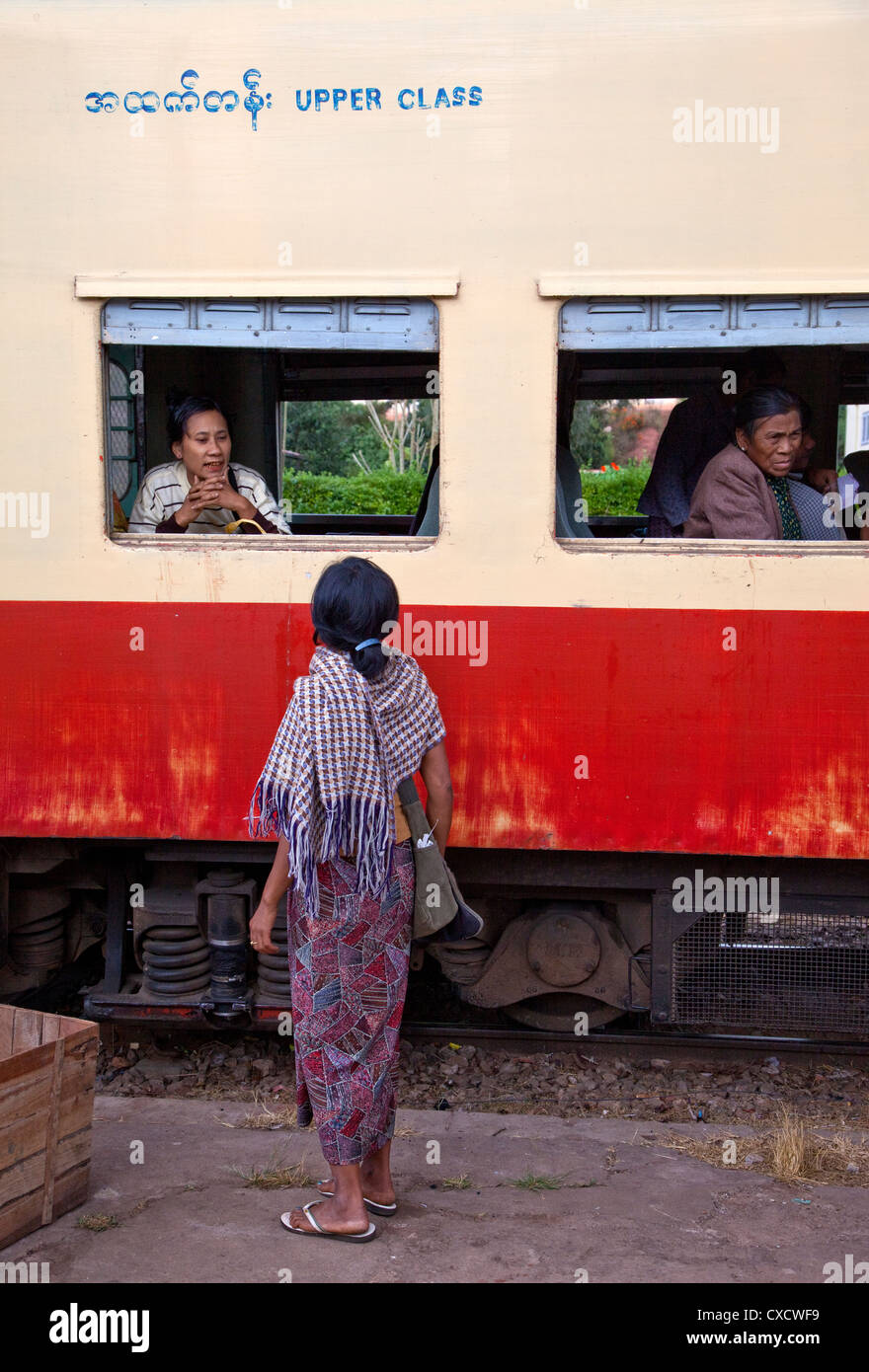 Myanmar, Burma. Kalaw Bahnhof. "Upper Class" Coach Passagier im Gespräch mit Frau auf Plattform. Stockfoto