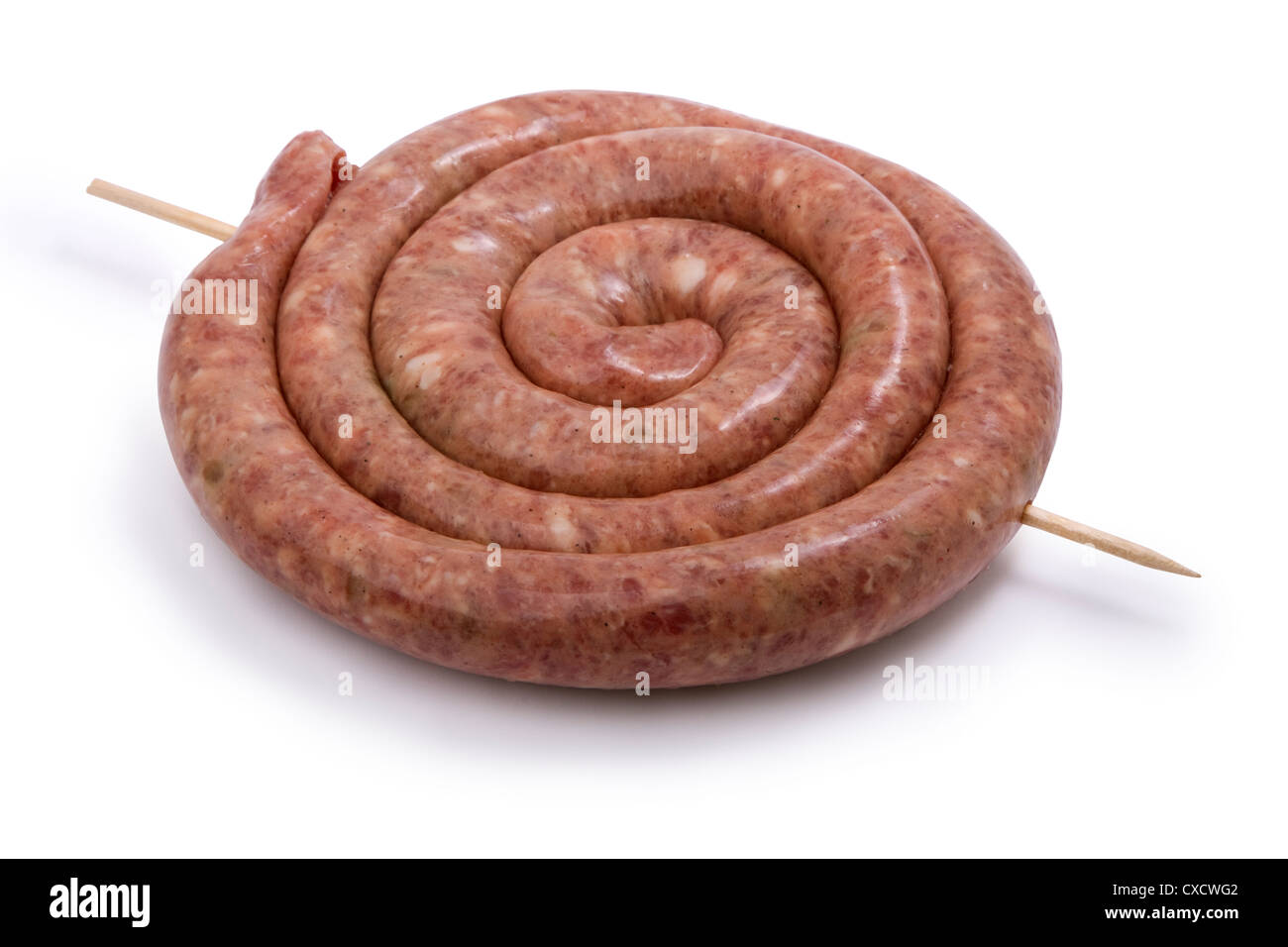 Spirale rohes Fleischwurst isoliert auf weißem Hintergrund Stockfoto