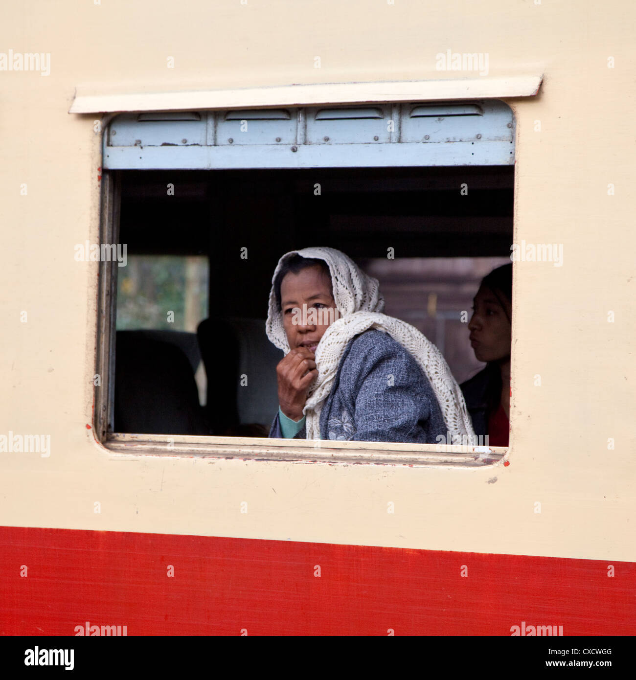 Myanmar, Burma. Burmesische Passagier am Bahnhof Kalaw. Stockfoto