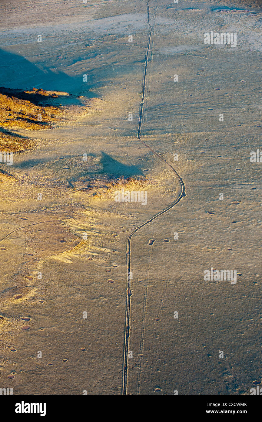 Luftaufnahme der Weg in die Wüste und Märchen Kreise, Namib-Naukluft-Park, Namib-Wüste, Namibia, Afrika Stockfoto