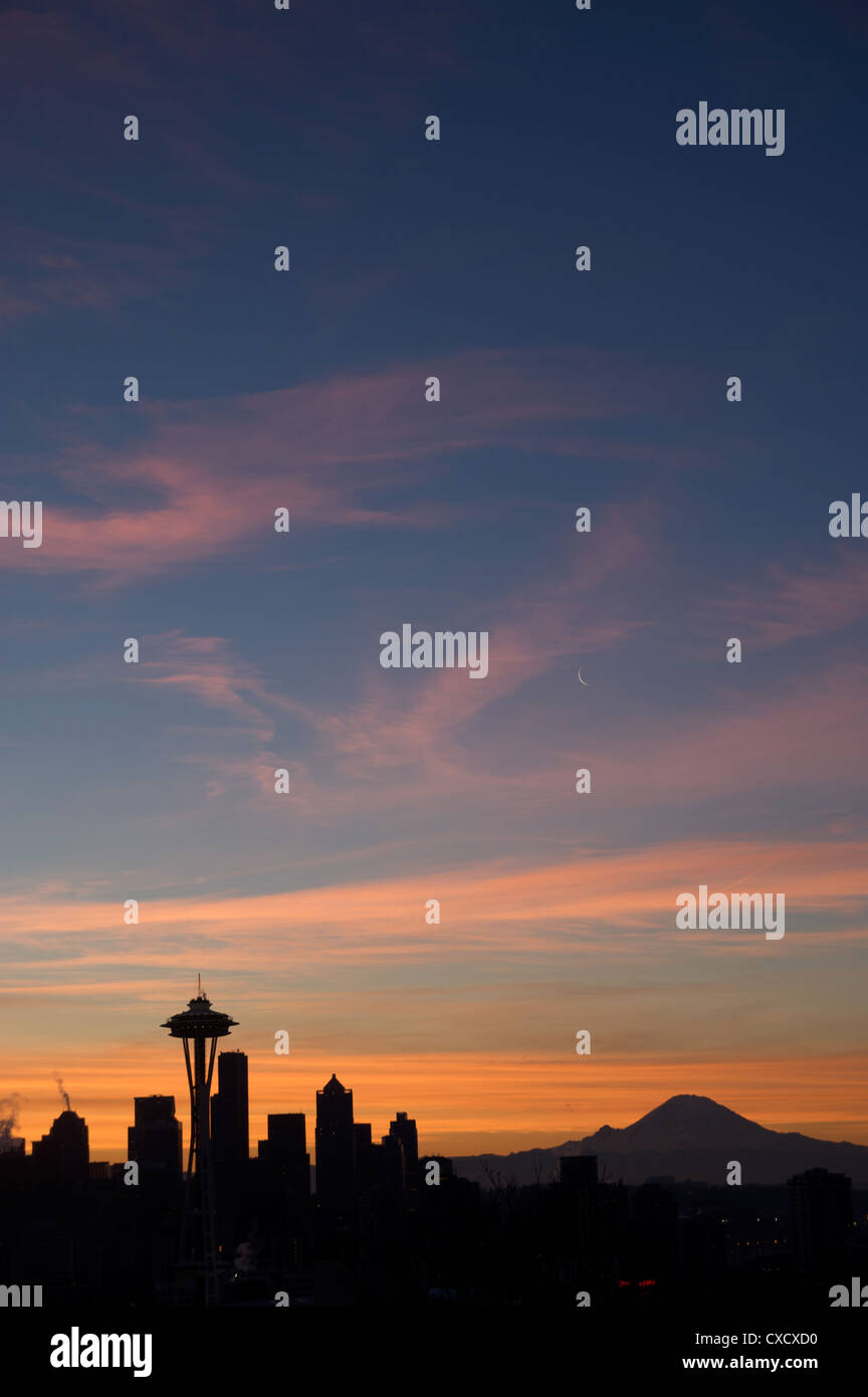 Silhouette der Skyline von Seattle mit Mond und Mount Rainier im Abstand genommen von Kerry Park, Seattle, Washington State Stockfoto