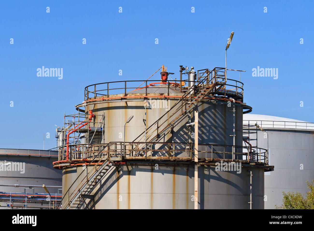 Öl- und Gas-Industrie. Ölbehälter auf eine petrochemische Anlage Stockfoto