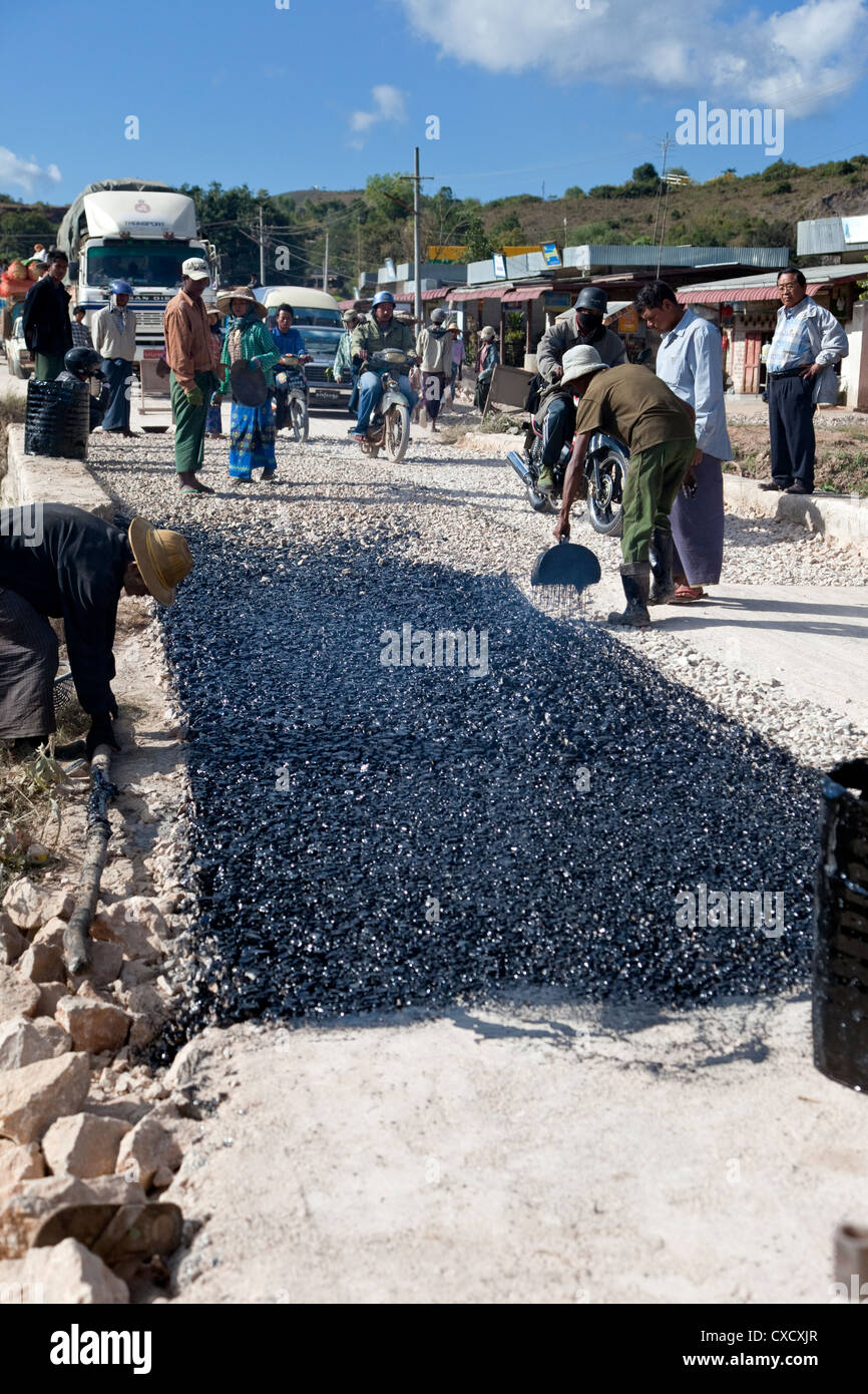 Myanmar, Burma, in der Nähe von Kalaw. Burmesische Straßenbau Crew bei der Arbeit. Stockfoto