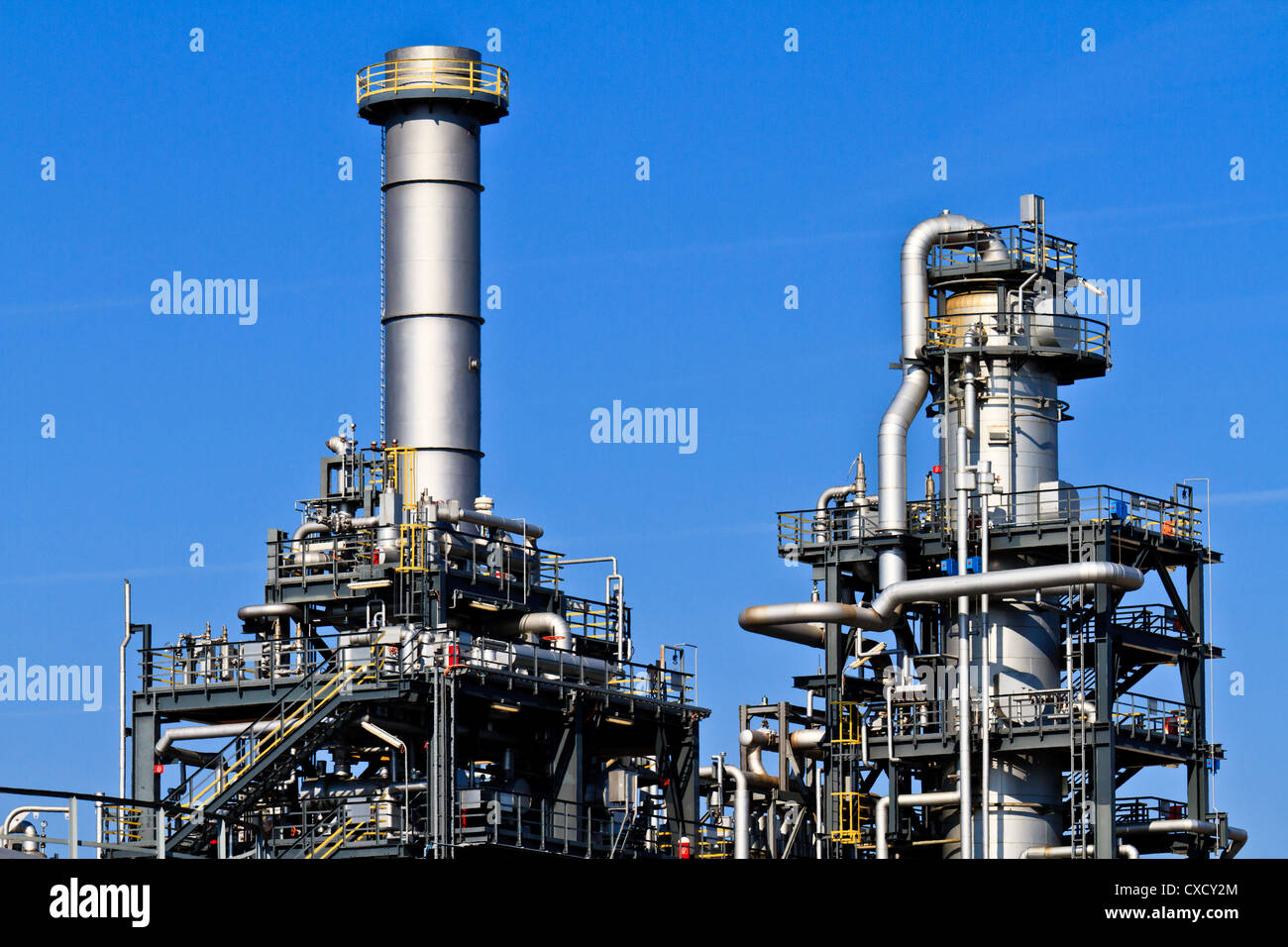 Öl- und Gas-Industrie. Ölbehälter auf eine petrochemische Anlage Stockfoto