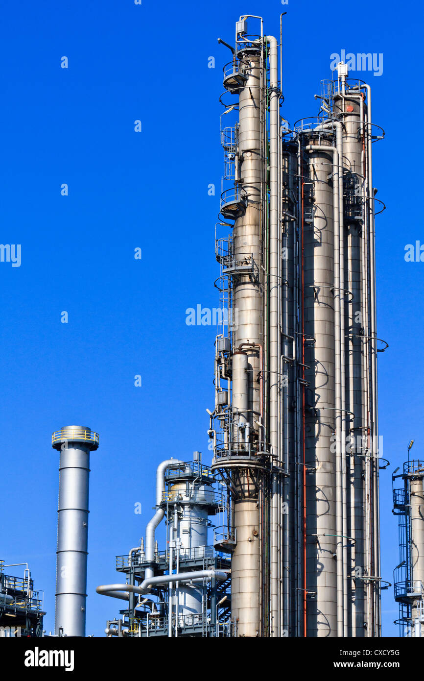 Öl- und Gas-Industrie. Ölbehälter auf eine petrochemische Anlage Stockfoto