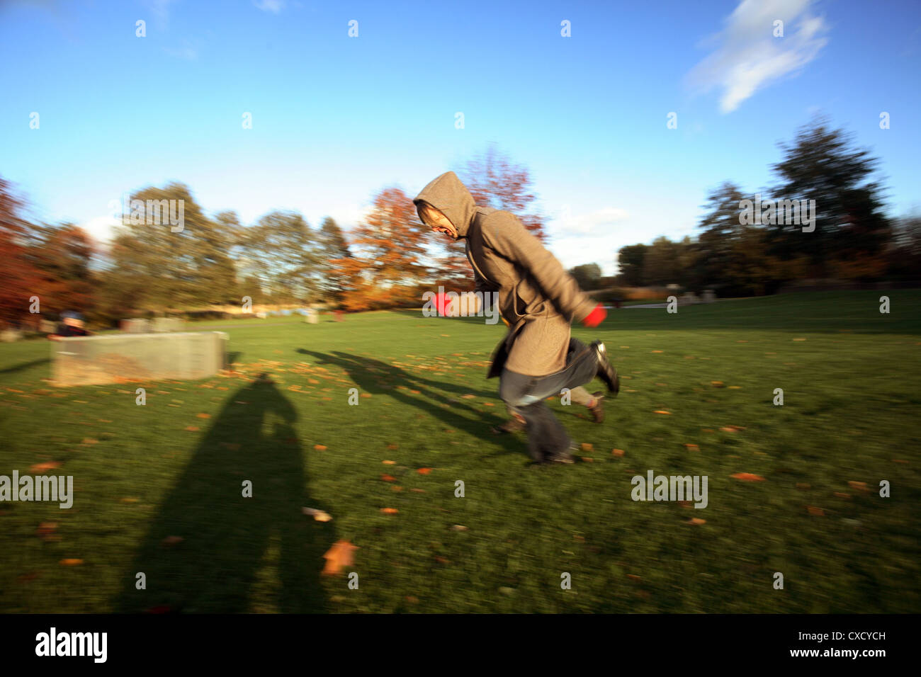 Berlin, eine Frau im Park laufen Stockfoto