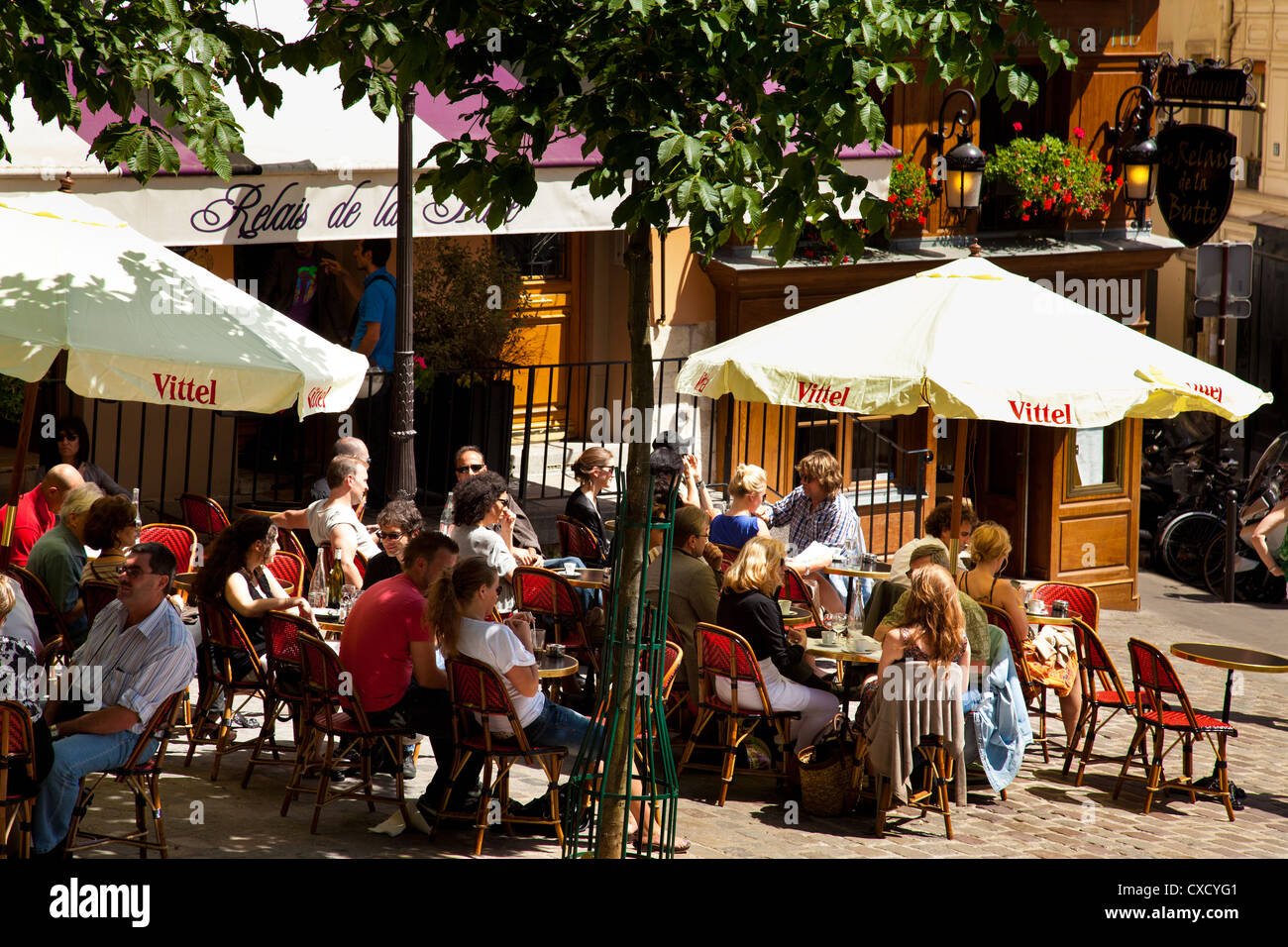 Freiluft-Café in Montmartre-Viertel von Paris Stockfoto