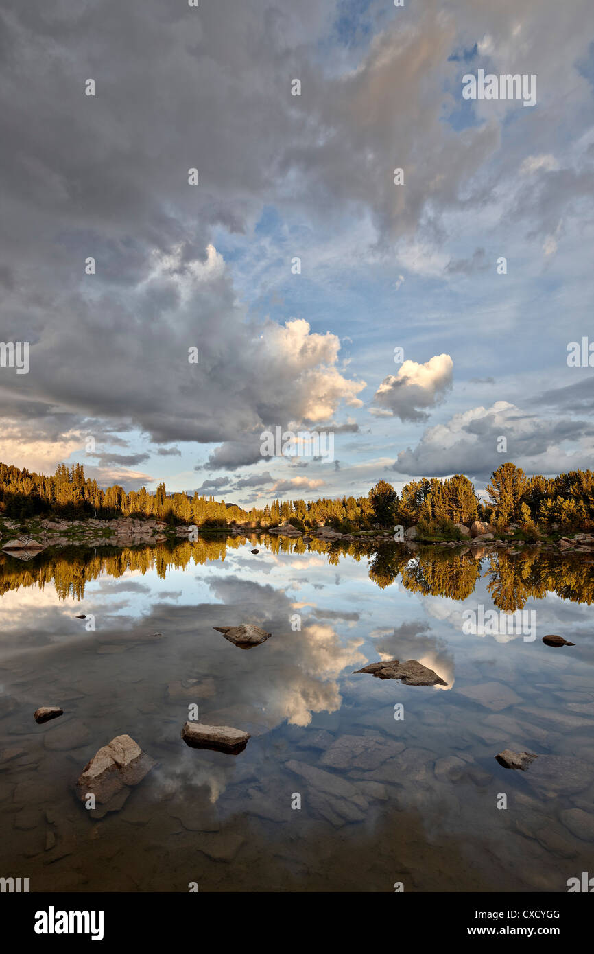 Wolken bei Sonnenuntergang spiegelt sich in einem unbenannten See, Shoshone National Forest, Wyoming, Vereinigte Staaten von Amerika, Nordamerika Stockfoto