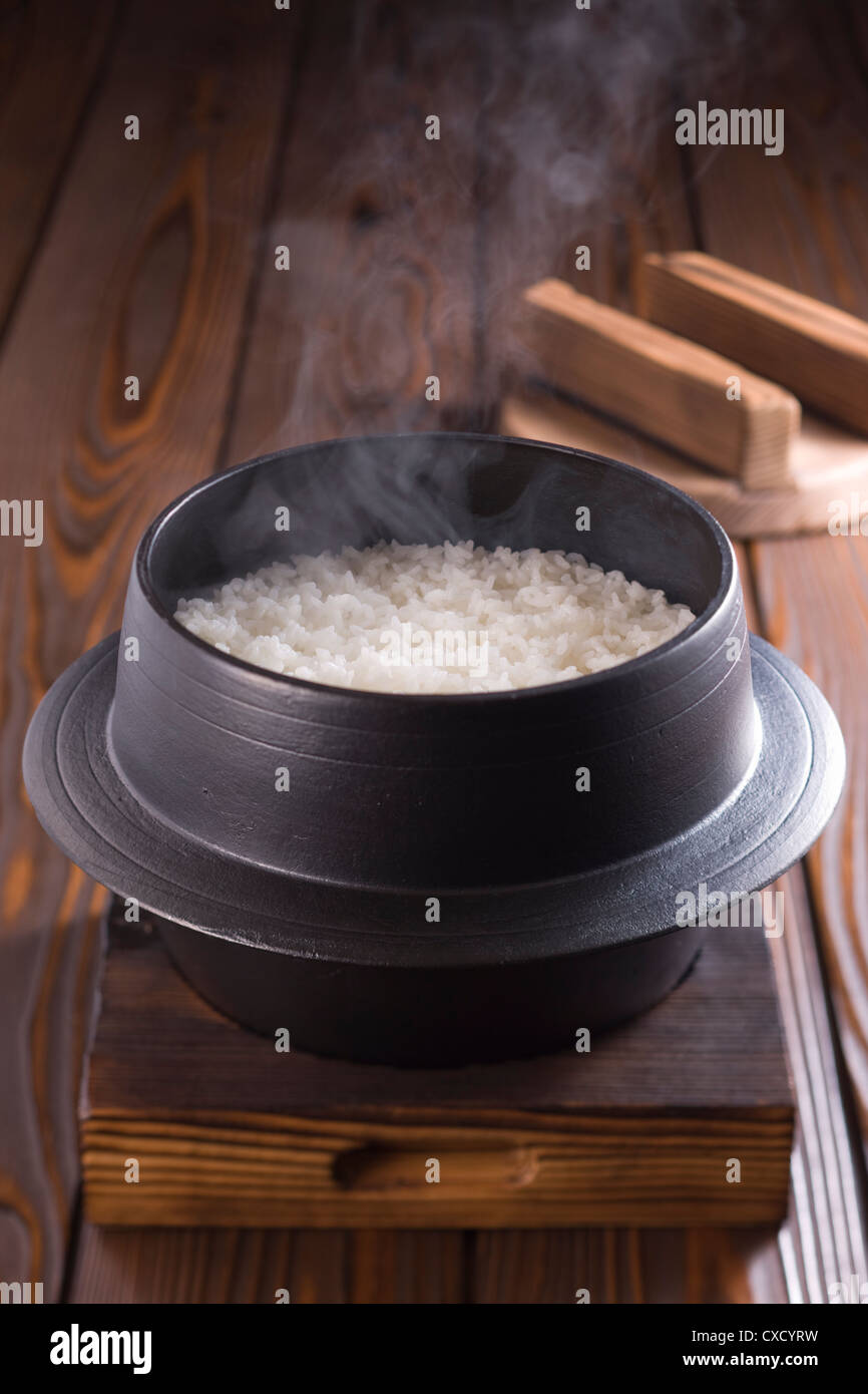 Gedämpfter Reis im Eisentopf Stockfoto