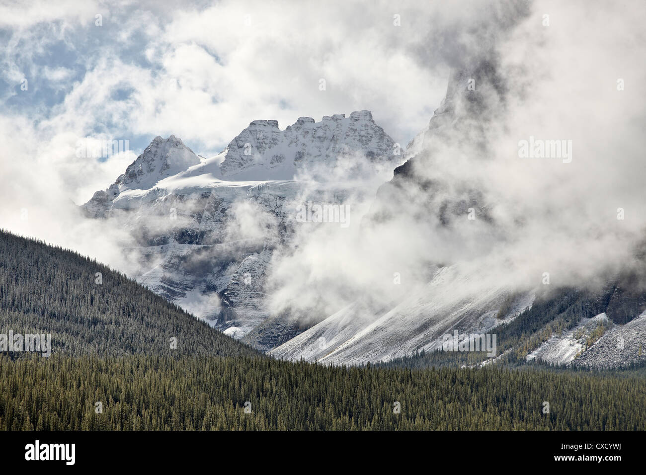 Schnee-bedeckten Bergen unter Wolken, Banff National Park, UNESCO World Heritage Site, Alberta, Kanada, Nordamerika Stockfoto