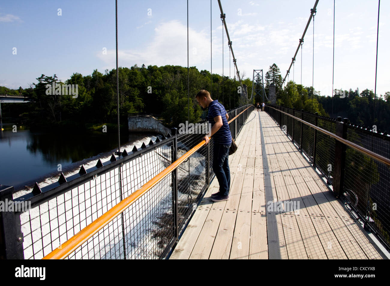 Eine Promenade und Hängebrücke bieten spektakuläre Ausblicke auf Montmorency Wasserfälle, Quebec City, Kanada Stockfoto