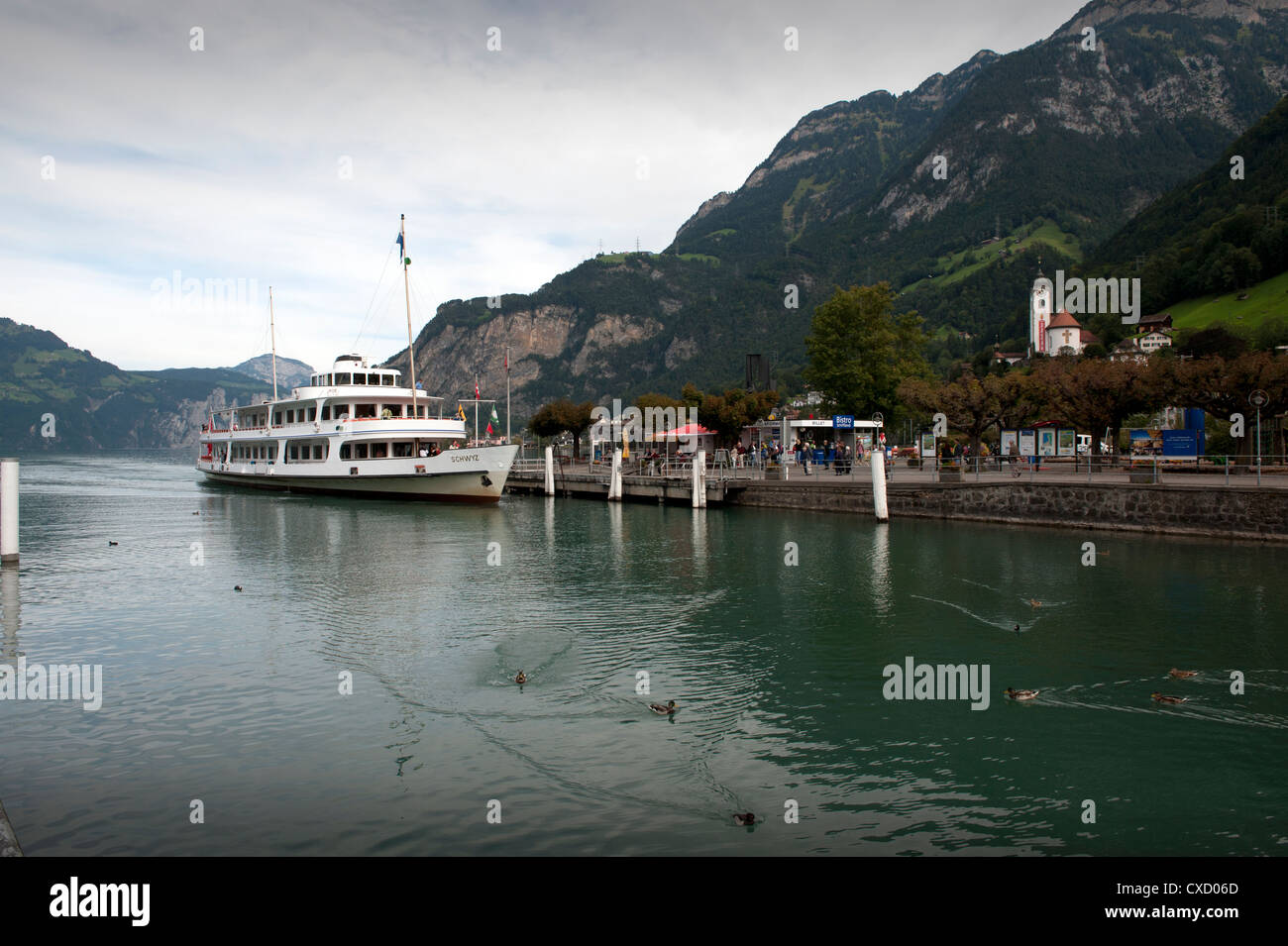 Schweiz. Mit der Fähre angekommen Fluelen auf See Luzern. Der Wilhelm Tell Express. 9-2012 Stockfoto