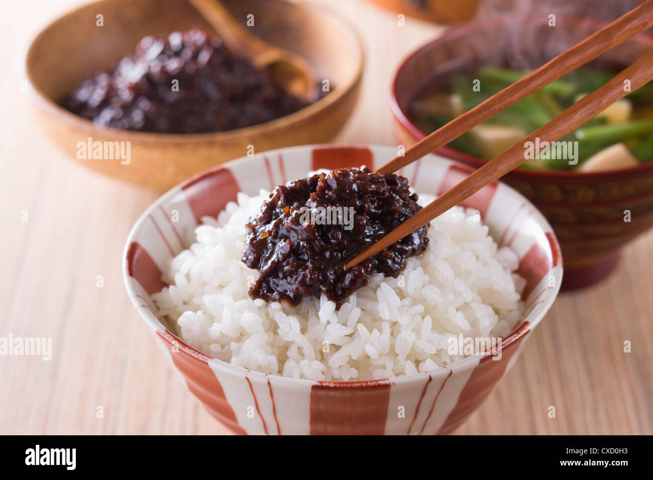 Nikumiso auf gedünstetem Reis Stockfoto