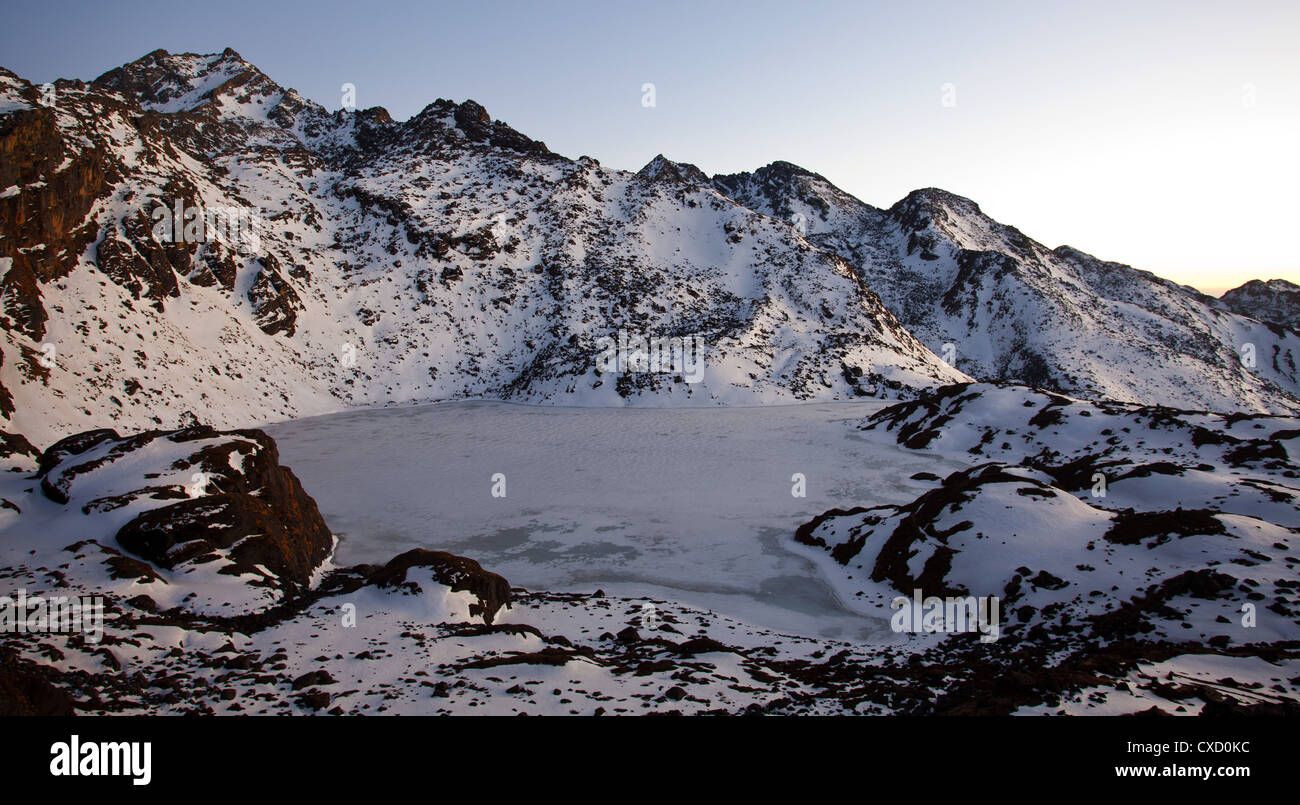 Zugefrorenen See am Gosaikunda, Stillstand Höhenlage für Wanderer im Himalaya, Nepal Stockfoto