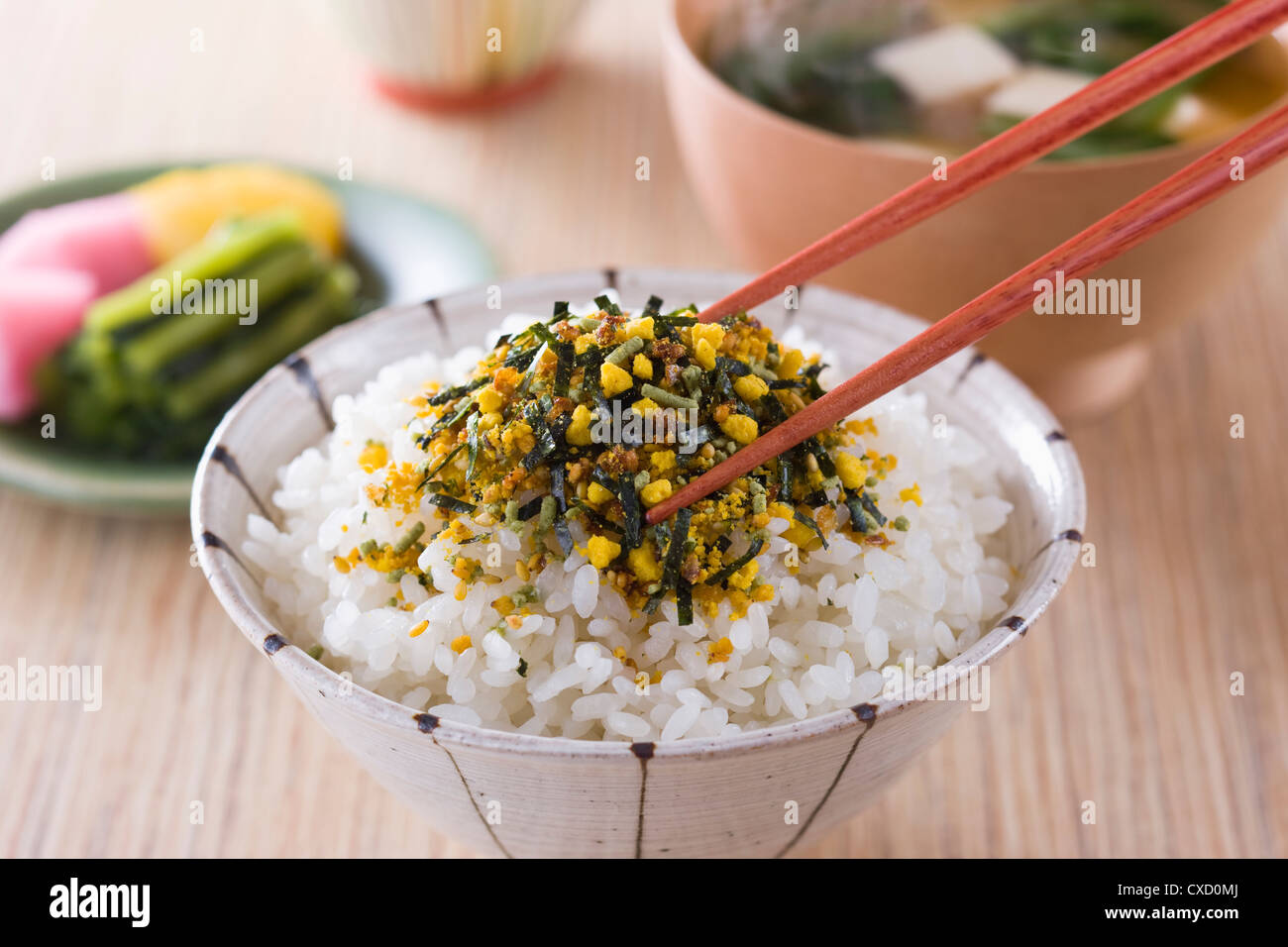 Furikake auf Reis Stockfoto