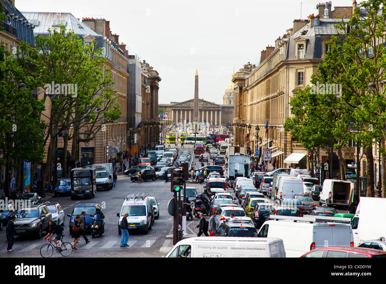 Suche entlang der Rue Royale in Richtung Place De La Concorde in Paris Stockfoto