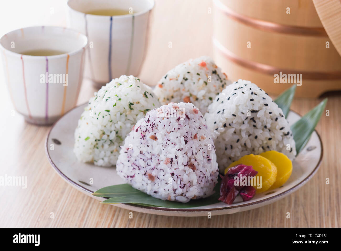 Reisbällchen mit Furikake Stockfoto