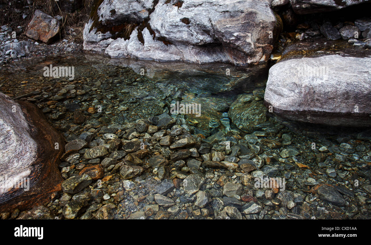 Wunderschöne Kristall klarem Wasser aus einem Gebirgsbach hoch im Himalaya, in der Nähe von Gosaikunda, Nepal Stockfoto