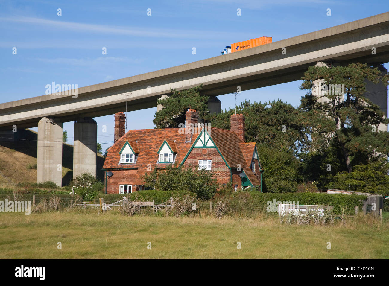 Angehoben A14 Bundesstraße auf Orwell Brücke über dem Bauernhaus Wherstead, Suffolk, England Stockfoto