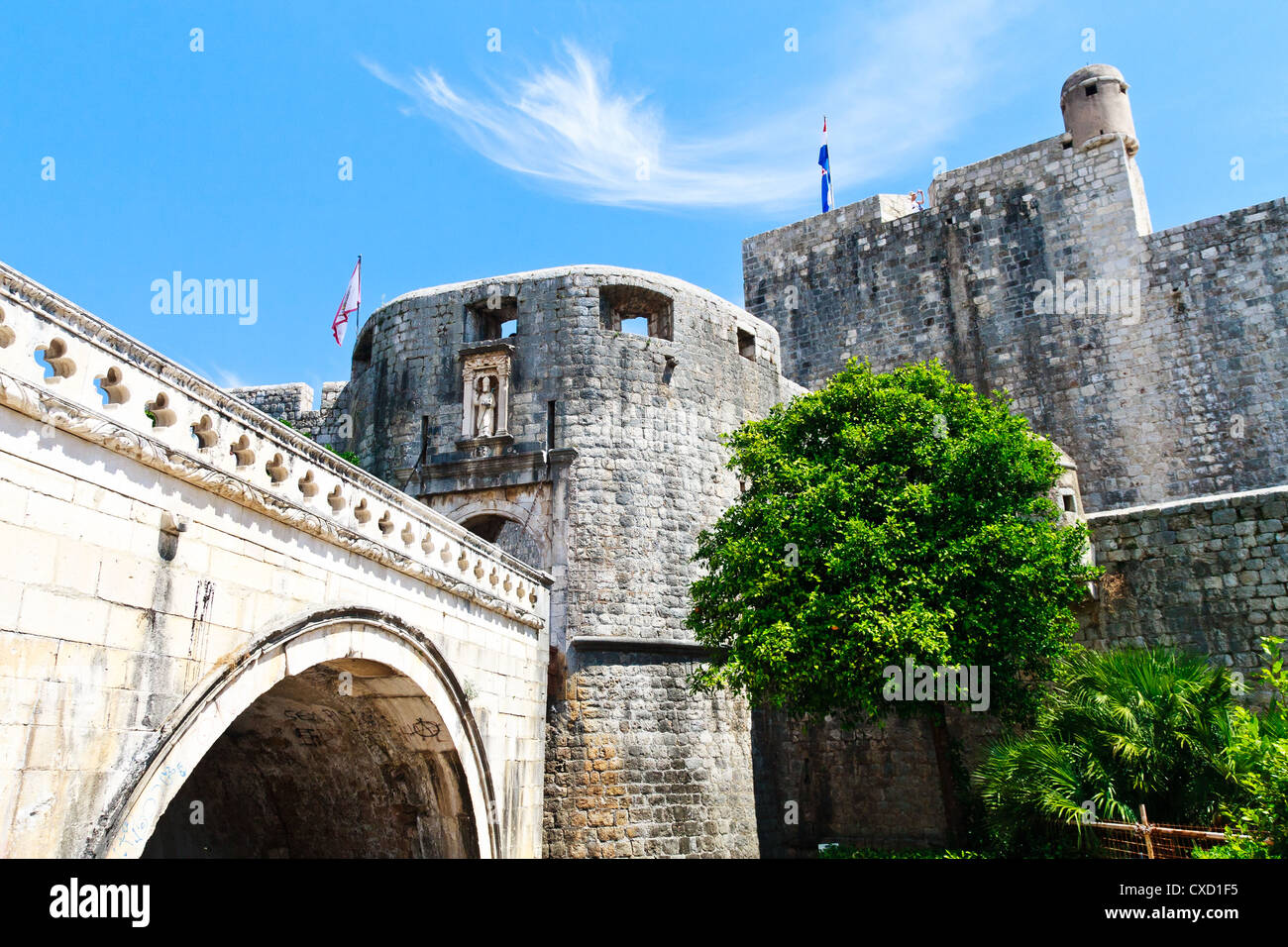 Dubrovnik Stadteingang durch mittelalterlichen Mauern, Kroatien Stockfoto