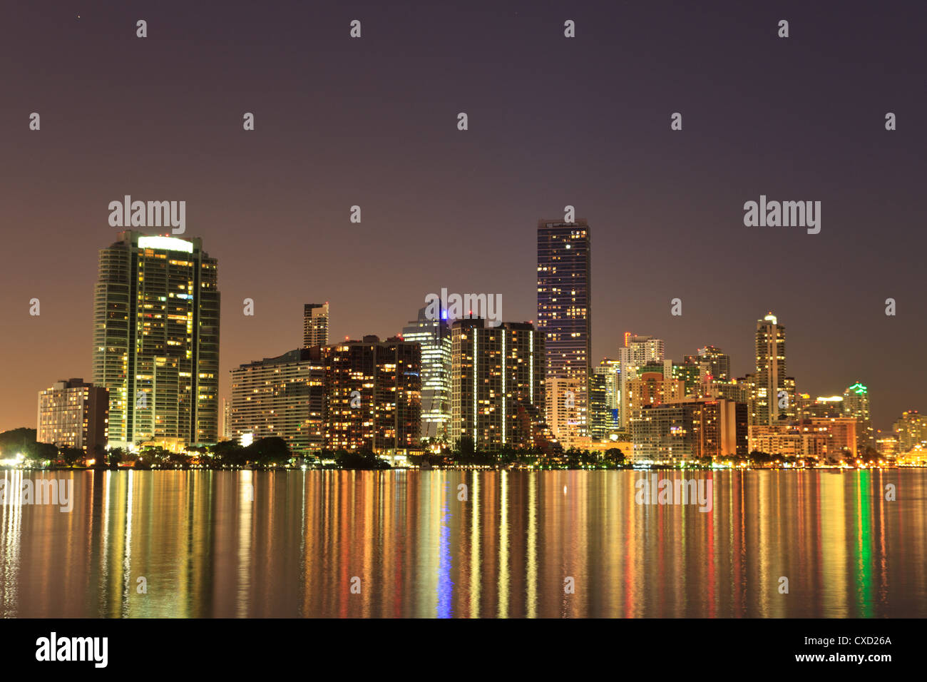 Miami Florida Bayfront Skyline bei Nacht (tatsächliche Reflexionen im Wasser) Stockfoto