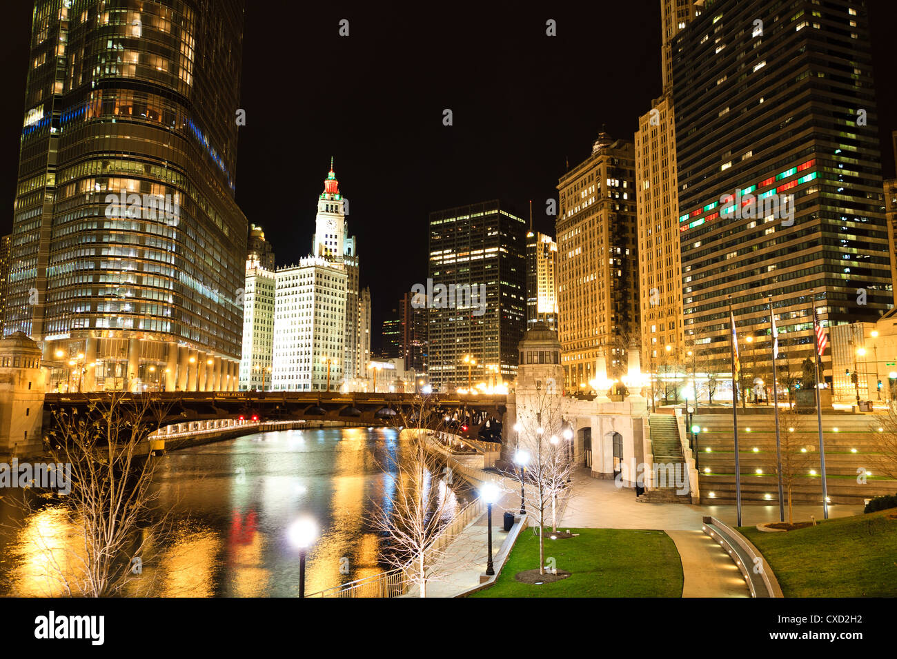 Ausblick auf Chicago River in der Nacht Stockfoto