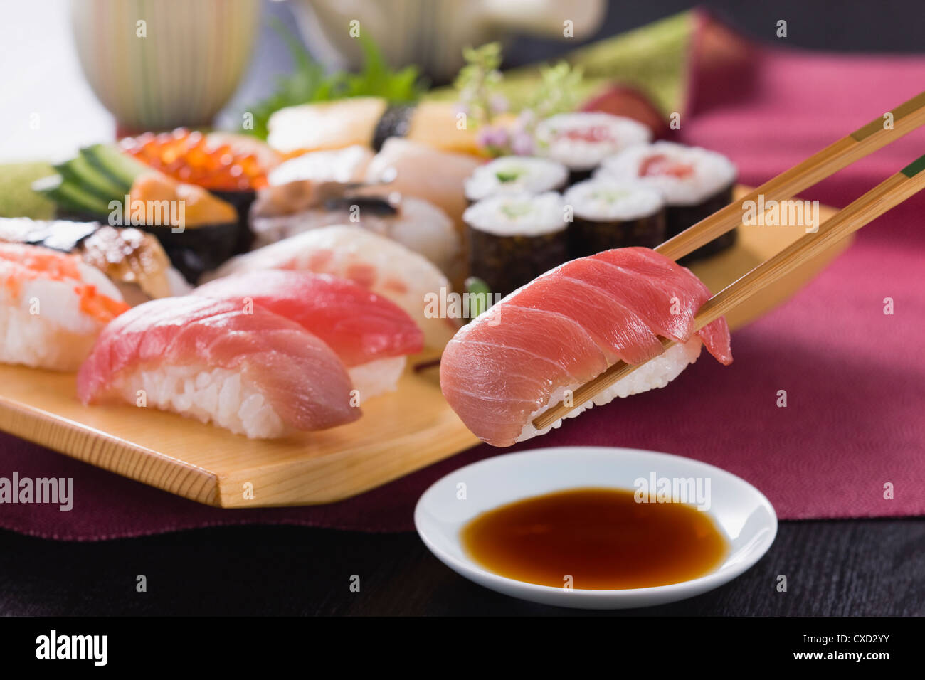 Mittlere fetten Thunfisch Sushi in Sojasauce getaucht Stockfoto
