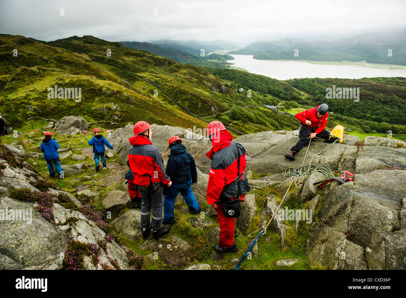 Rock Climbing in den Mawddach Tal Nord-Wales: Jugendliche, die Teilnahme an "The Challenge" - nach außen gebunden Aktivität Wales UK Stockfoto