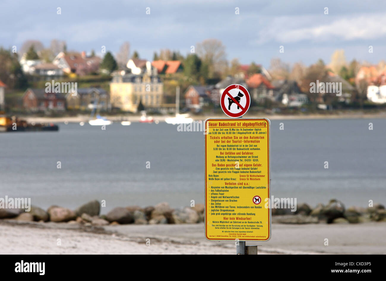 Verbotszeichen für Hunde am Ostseestrand Stockfoto