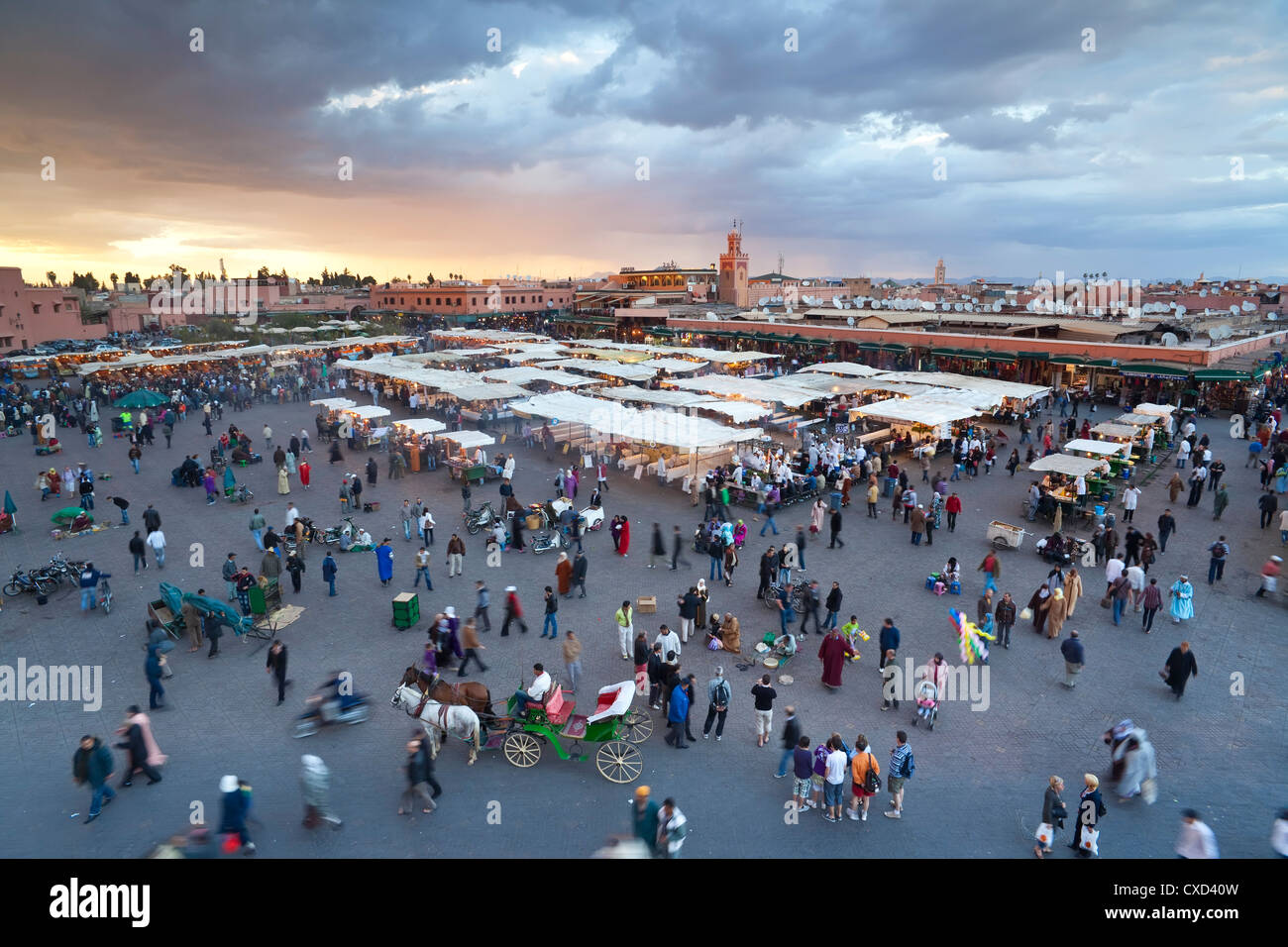 Erhöhten Blick auf die Djemaa el-Fna, Afrika, Nordafrika, Marokko, Marrakesch (Marrakech) Stockfoto