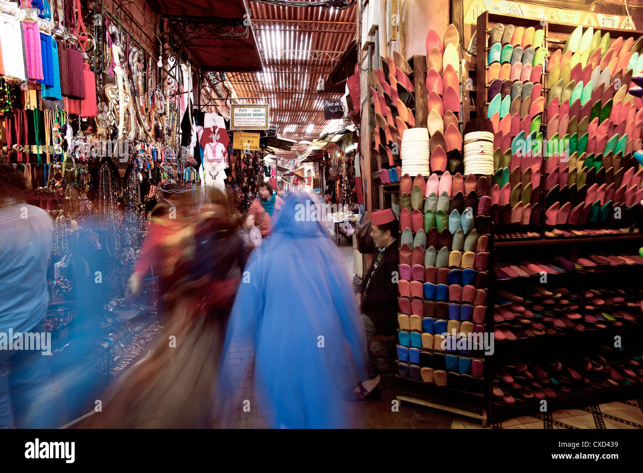 Weiches Leder marokkanische Hausschuhe in den Souk, Medina, Marrakesch, Marokko, Nordafrika, Afrika Stockfoto