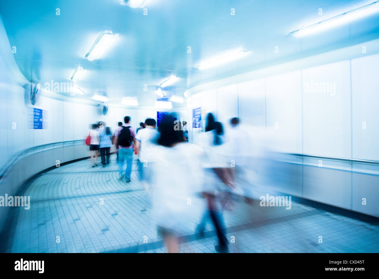 Fußgänger in der unterirdischen passage Stockfoto