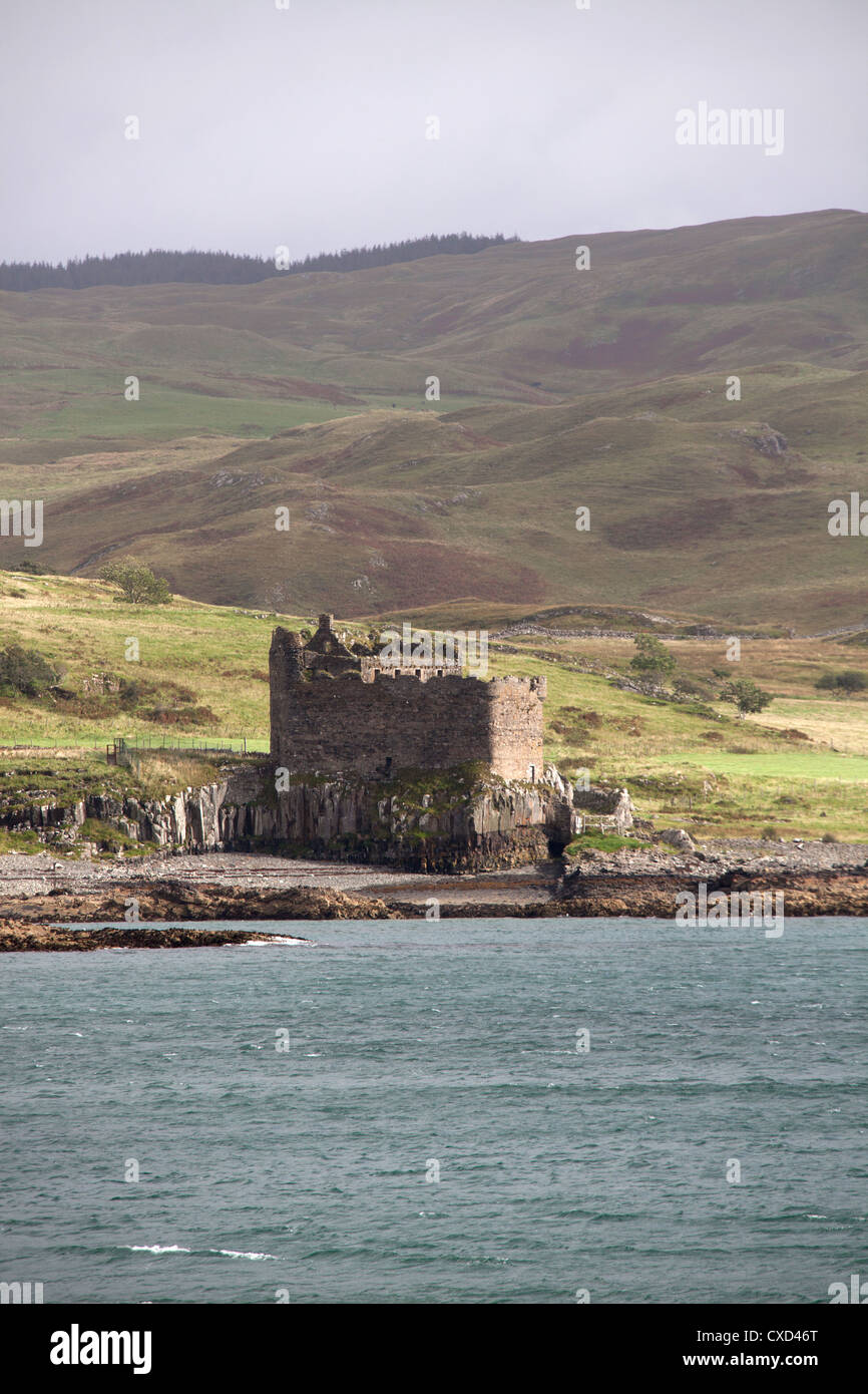 Halbinsel Ardamurchan, Schottland. Schloss aus dem 13. Jahrhundert Mingarry Ruinen von Kilchoan Bay. Stockfoto