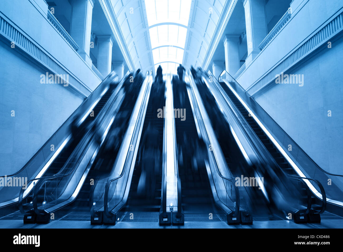 Rolltreppe im modernen Bahnhofsgebäude Stockfoto