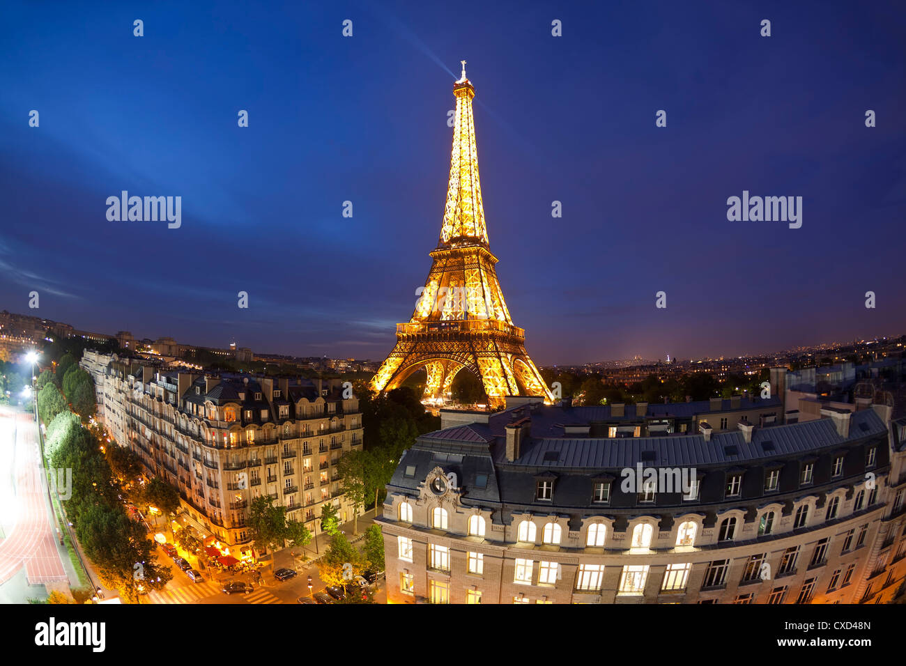 Eiffelturm, betrachtet über Dächer, Paris, Frankreich, Europa Stockfoto